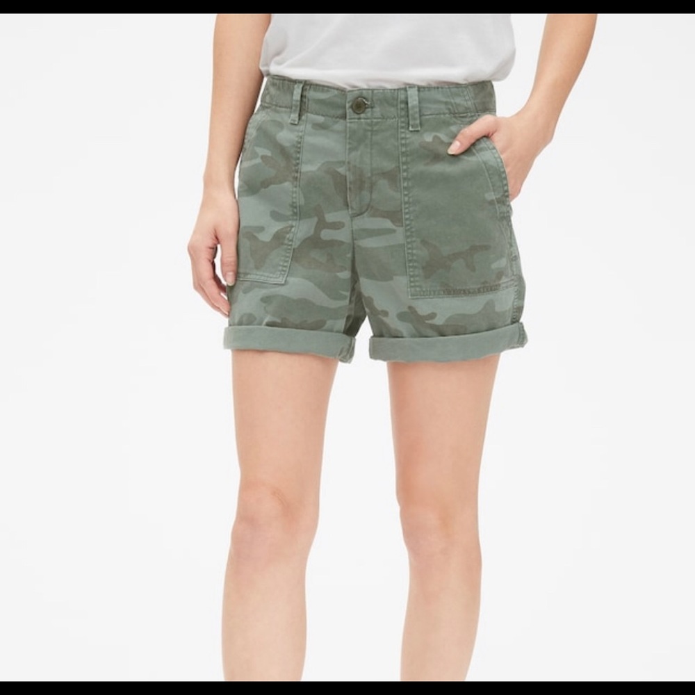 Worn twice - GAP girlfriend camo 6” inseam shorts